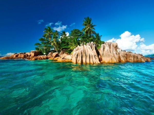 Quần đảo Seychelles ở Ấn Độ Dương ngoài khơi bờ biển Madagascar nổi tiếng là nơi hưởng tuần trăng mật tuyệt vời nhất hành tinh đang biến mất vì xói mòn bờ biển.