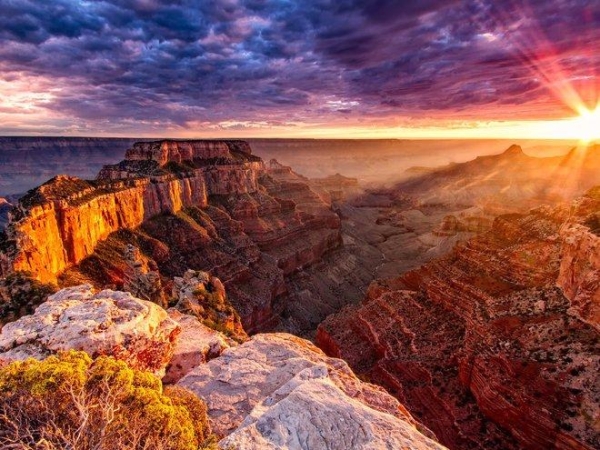 The Grand Canyon được liệt kê là một trong 11 địa điểm lịch sử quý hiếm cần bảo tồn nhất ở Mỹ do việc gia tăng các dự án phát triển, bao gồm từ khai thác mỏ uranium tới khu du lịch. Đây có thể dẫn đến việc phá hủy một phần đáng kể của Grand Canyon và nguồn nước chính của nó, sông Colorado.