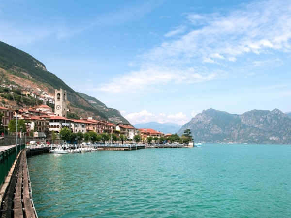 Hồ Iseo, Italy: Từ 18/6, nghệ sĩ Christo sẽ đan các tấm vải màu vàng trên hồ Iseo để tạo ra hải cảng nổi, cho du khách đi ngang hồ. Ngoài ra, đây còn là một điểm nghỉ mát mùa hè nổi tiếng, với làn nước xanh xinh đẹp và những ngọn núi hùng vĩ xung quanh.