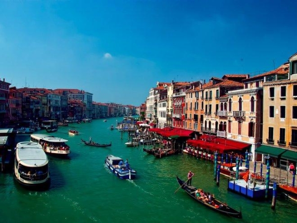 Thành phố Venice xinh đẹp ở Italy nổi tiếng với những con kênh xanh ngắt kiểu mẫu cũng là một trong những cảnh quan sẽ biến mất trong 50 năm tới do biển xâm thực.