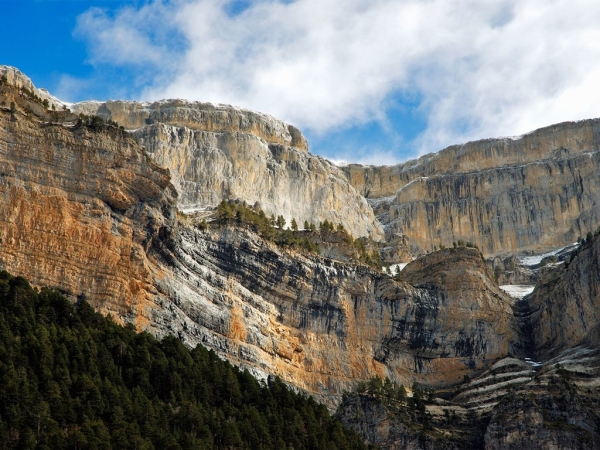 Pyrenees, Tây Ban Nha: Những dãy núi hùng vĩ, rừng nguyên sinh và các đỉnh cao phủ tuyết khiến khu vực Pyrenees trở thành thiên đường cho những người mê hoạt động ngoài trời. Nơi này còn có những ngôi làng và thị trấn nhỏ với nền văn hóa, ẩm thực và lịch sử thú vị.