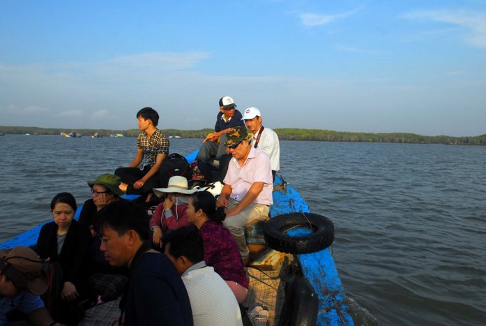 Du khách đi tàu ra xã đảo Thạnh An.