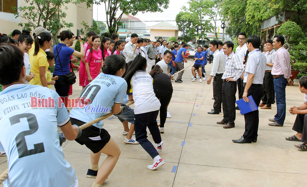 Thi kéo co trong Ngày hội gia đình tỉnh Bình Phước lần thứ 7/2016 - Ảnh: Sỹ Hòa