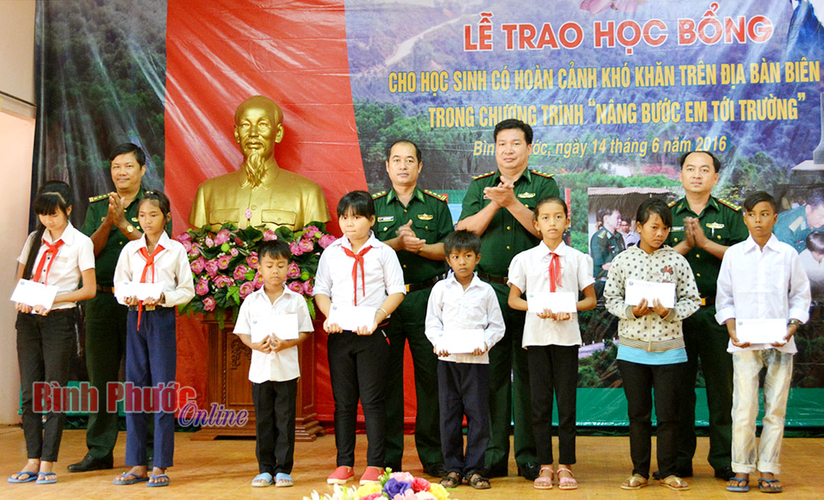 Đại diện lãnh đạo Bộ đội biên phòng Bình Phước trao học bổng “Nâng bước em đến trường” cho các em có hoàn cảnh đặc biệt khó khăn vùng biên giới năm 2016