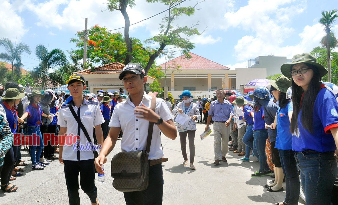 Đội hình thanh niên tình nguyện đã sẵn sàng  hỗ trợ thí sinh dự thi