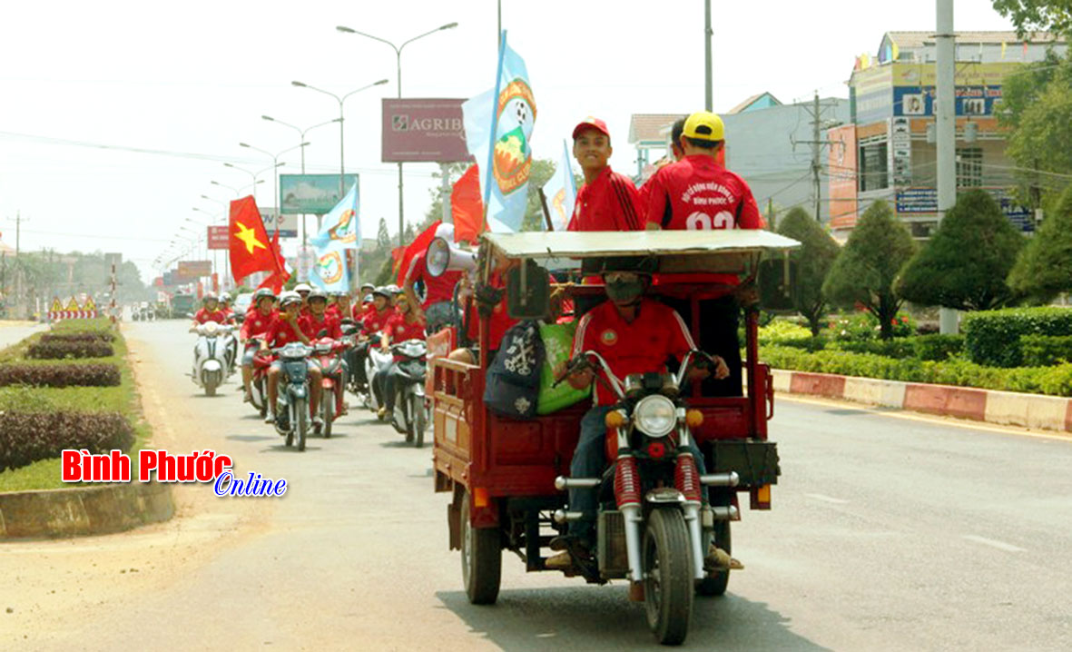 Từ 1 giờ 30 phút, các cổ động viên đã diễu hành cổ động cho đội bóng chủ nhà Bình Phước