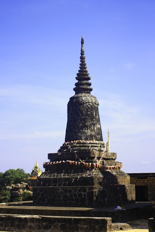 Đặt chân đến cao nguyên Bokor, du khách sẽ được thoát khỏi cảnh ồn ào náo nhiệt của phố xá tấp nập, hòa mình vào không gian bao la với cây xanh và gió mát, mây núi bồng bềnh bên cạnh những tòa tháp đầy huyền bí.