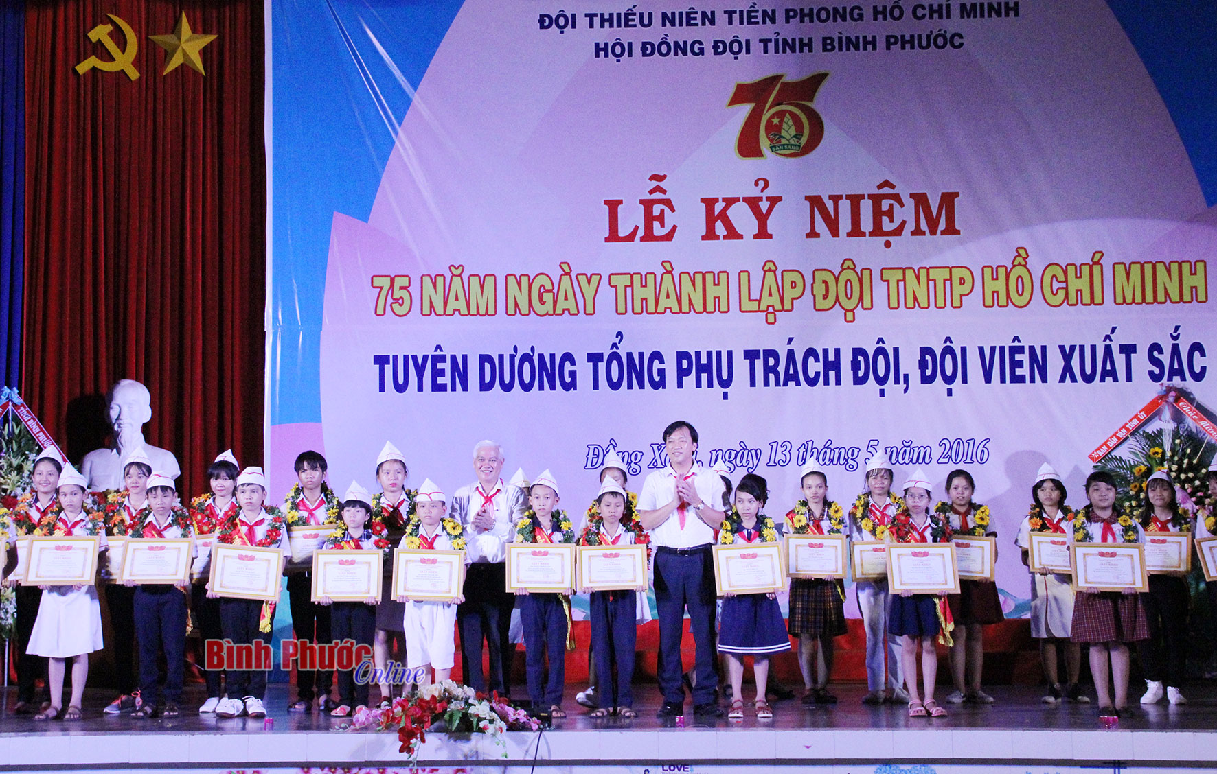 Các đồng chí: Nguyễn Văn Lợi, Ủy viên Ban chấp hành Trung ương Đảng, Bí thư Tỉnh ủy; Nguyễn Tuấn Anh Phó trưởng phòng ban công tác Đại biểu Ủy ban thường vụ Quốc hội trao giấy khen cho đội viên xuất sắc 