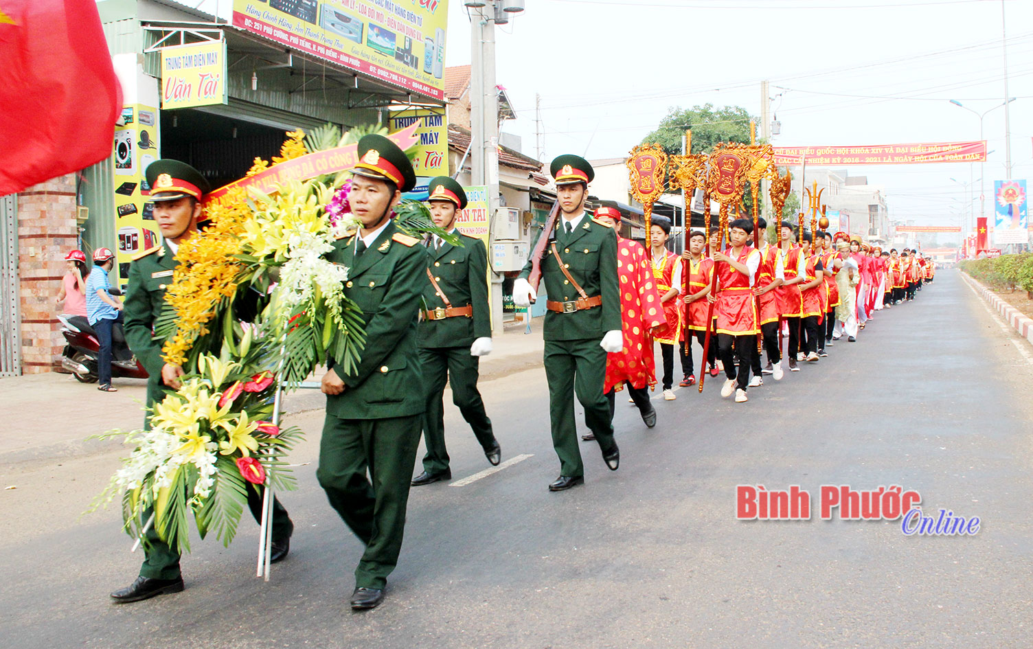 Đoàn lãnh đạo tỉnh, các huyện, thị xã, trường học và đông đảo người dân trong tỉnh đã tụ hội về thờ Vua Hùng tại xã Phú Riềng 