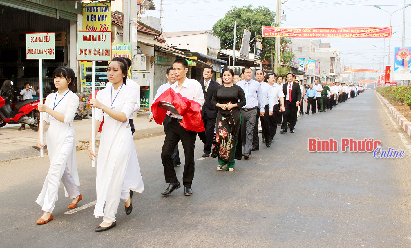 Đoàn lãnh đạo tỉnh, các huyện, thị xã, trường học và đông đảo người dân trong tỉnh đã tụ hội về thờ Vua Hùng tại xã Phú Riềng 