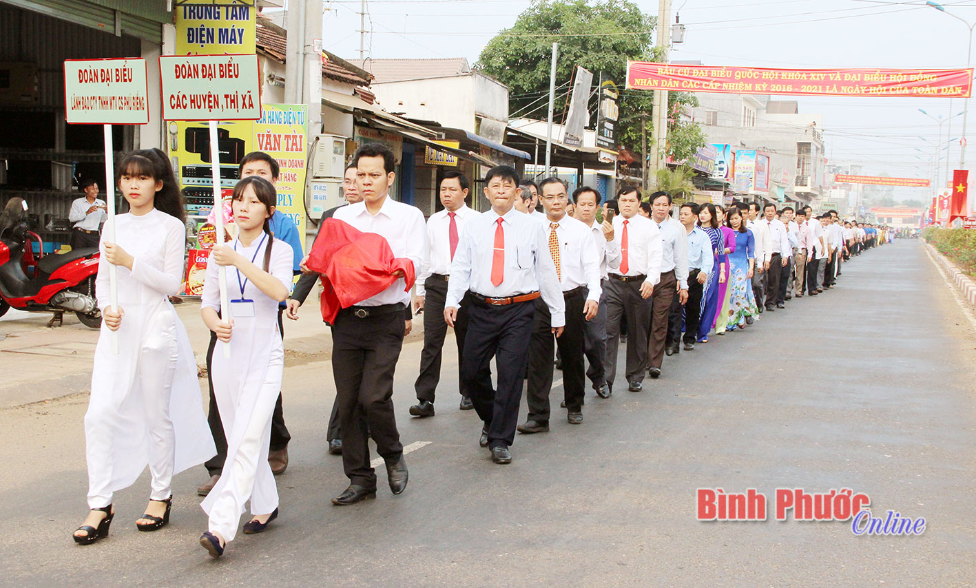 Đoàn lãnh đạo tỉnh, các huyện, thị xã, trường học và đông đảo người dân trong tỉnh đã tụ hội về thờ Vua Hùng tại xã Phú Riềng 