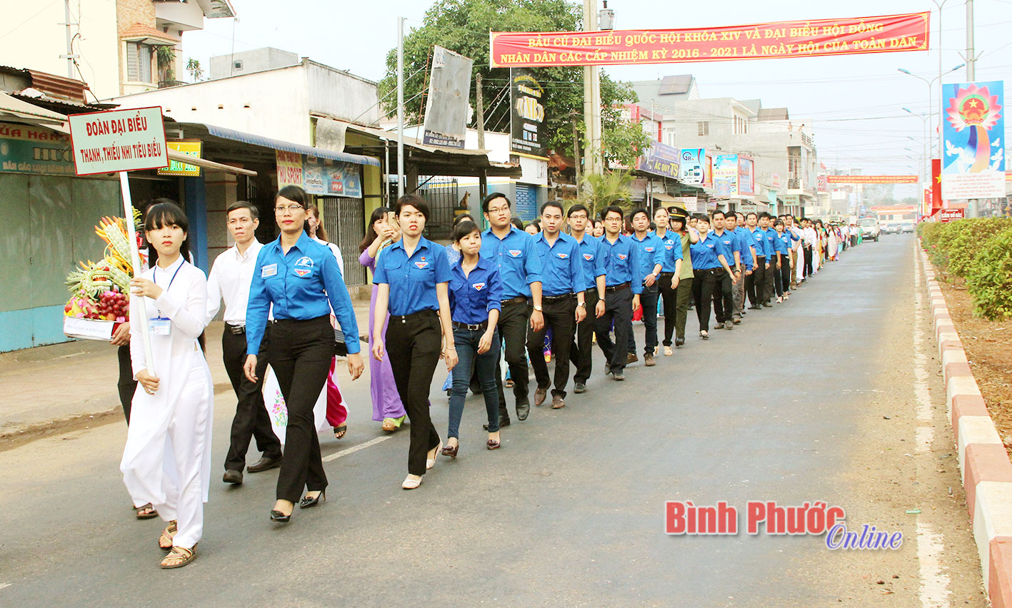 Đoàn lãnh đạo tỉnh, các huyện, thị xã, trường học và đông đảo người dân trong tỉnh đã tụ hội về thờ Vua Hùng tại xã Phú Riềng 