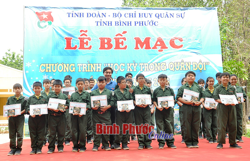 Ban tổ chứ trao giấy chứng nhận hoàn thành chương trình cho các “chiến sĩ nhí”