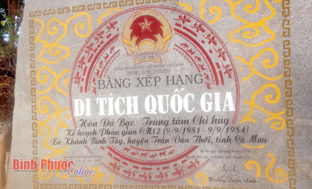 Bằng công nhận Di tích cấp quốc gia được khắc trên một tấm đá hoa cương ở gần cổng vào khu di tích