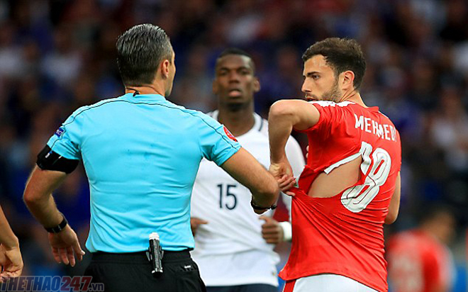 Không chỉ riêng Xhaka bị rách áo mà nhiều cầu thủ Thụy Sĩ khác cũng rơi vào hoàn cảnh tương tự