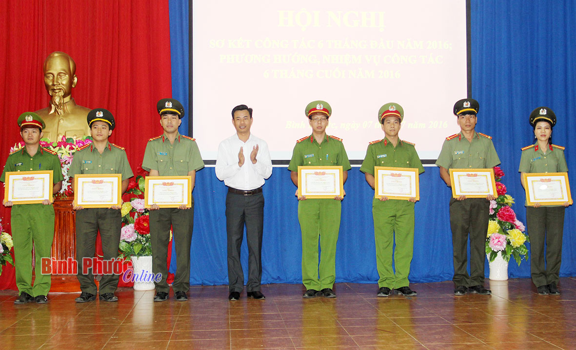 7 tập thể và 7 cá nhân có thành tích xuất sắc trong Tháng Thanh niên năm 2016 được Tỉnh đoàn tặng giấy khen