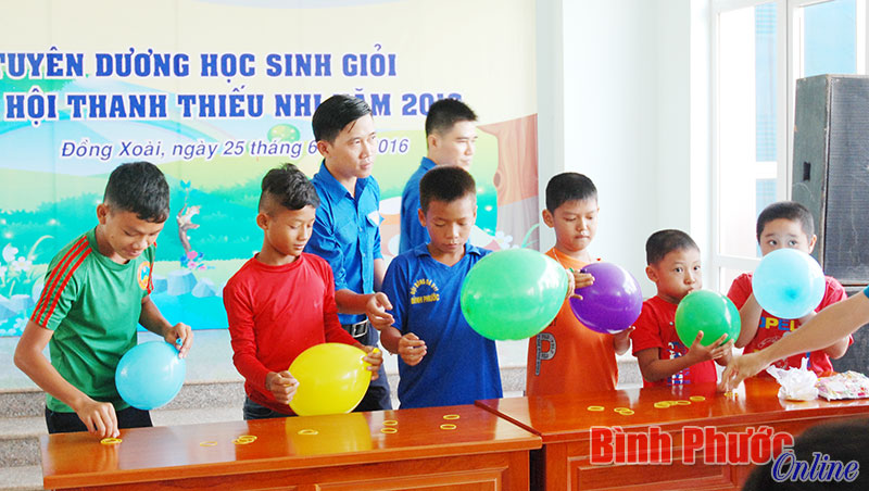 Các bạn nhỏ hào hứng với trò chơi thổi bóng bay