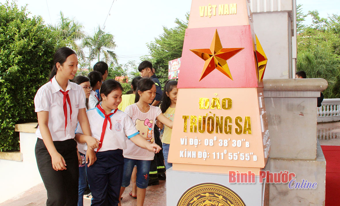 Đông đảo đoàn viên thanh niên, học sinh đến tìm hiểu các hiện vật trưng bày tại triển lãm