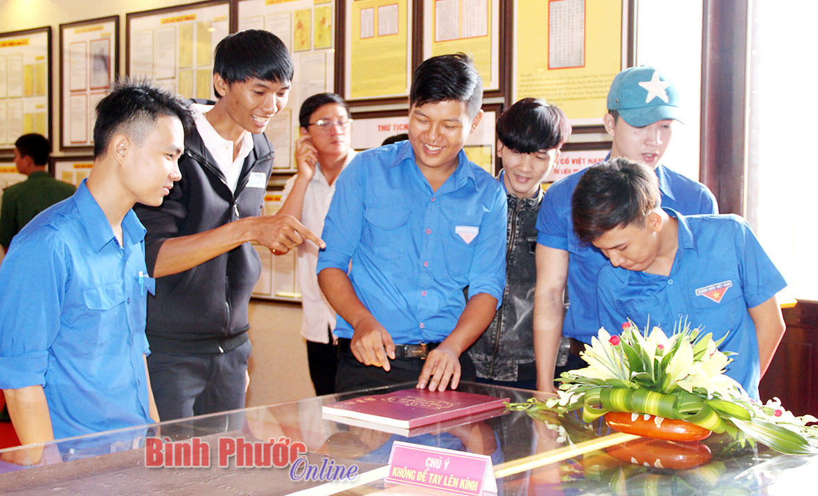 Đông đảo đoàn viên thanh niên, học sinh đến tìm hiểu các hiện vật trưng bày tại triển lãm