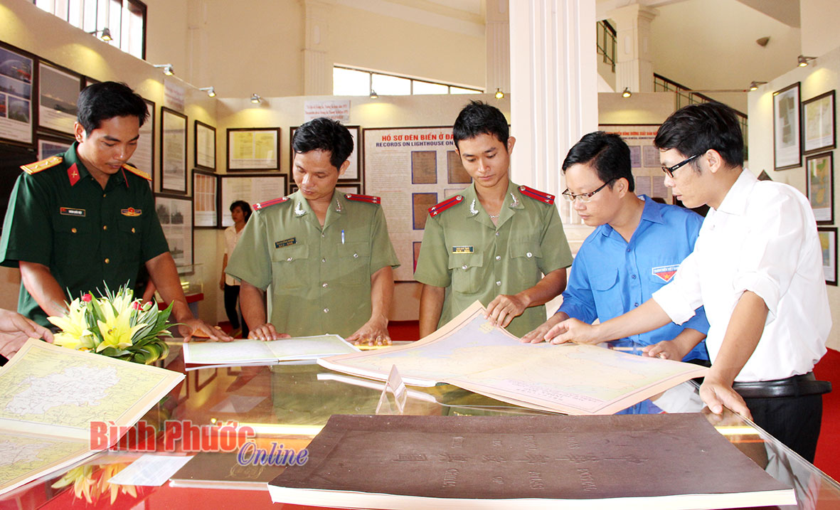 Cán bộ, chiến sĩ tìm hiểu các tư liệu, hiện vật, những bằng chứng lịch sử tại triển lãm