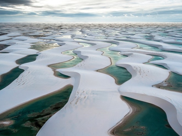 Công viên quốc gia Lençóis Maranhenses, Brazil: Lençóis Maranhenses thuộc bang Maranhão là một trong những điểm đến hùng vĩ và độc đáo nhất thế giới, với 1.000 km2 cát trắng muốt, xen lẫn những hồ nước xanh biếc.  