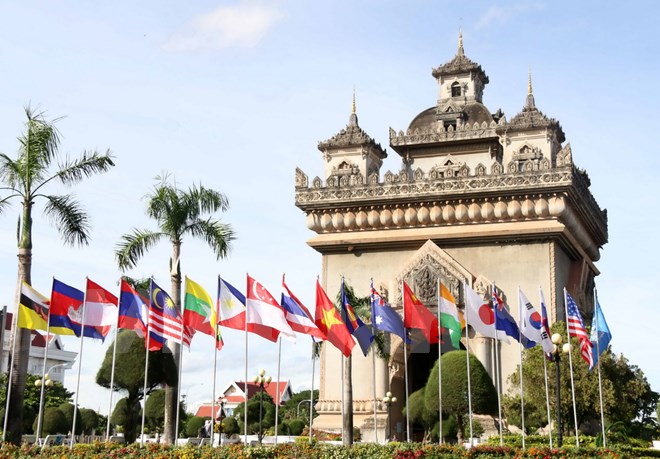 Các tuyến đường chính trở nên đa sắc màu hơn nhờ màu cờ của 10 nước ASEAN và 8 nước đối tác sẽ tham dự Hội nghị thượng đỉnh ASEAN 28-29 và các hội nghị cấp cao liên quan.