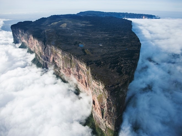 Núi Roraima, Venezuela: Roraima là núi cao nhất của dãy Pakaraima. Khu vực đỉnh của Roraima khá bằng phẳng, có diện tích 31 km2, vây quanh là các vách đá cao 400 m.  