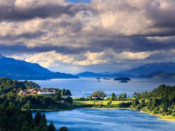 Bariloche, Argentina: Thuộc vùng Patagonia của Argentina, thị trấn xinh đẹp này nằm cạnh hồ Nahuel Huapi, xung quanh là dãy Andes với những đỉnh cao tuyết phủ. Bariloche được biết đến với kiến trúc Alps Thụy Sĩ và chocolate ngon tuyệt, cùng các hoạt động như leo núi, chèo thuyền. 