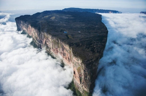 Đỉnh núi Roraima là lãnh thổ chung của ba quốc gia Venezuela, Brazil và Guyana. Với chiều cao 2.810 m, đây là ngọn núi cao nhất thuộc dãy núi Pakaraima.