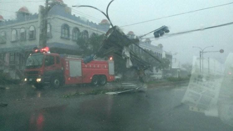 'Tôi có cảm giác ngôi nhà như sắp bật lên, rung lắc liên tục,' một cư dân mạng viết.