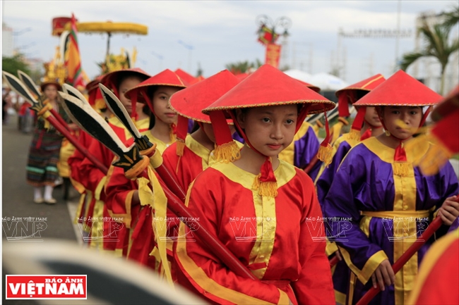 Ngay từ sáng sớm, Lễ hội Bánh Dày - Bánh Chưng 2016 với đội hình rước kiệu của 7 làng có di tích thuộc 5 xã, phường trên địa bàn Thị xã Sầm Sơn với trang phục lễ hội truyền thống diễu quanh các đường phố chính, sau đó tề tựu về sân đền Độc Cước. Ảnh: Trọng Chính