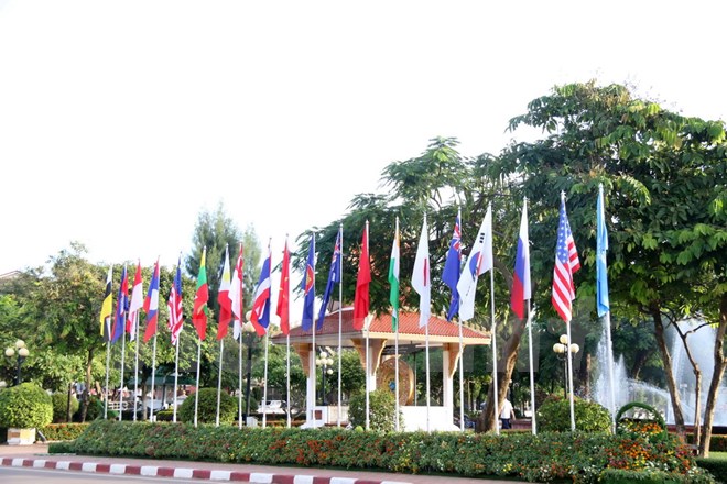 Cờ của 10 nước ASEAN và 8 nước đối tác được cắm bên cạnh Gong Hòa bình, ở Trung tâm thủ đô Vientiane.