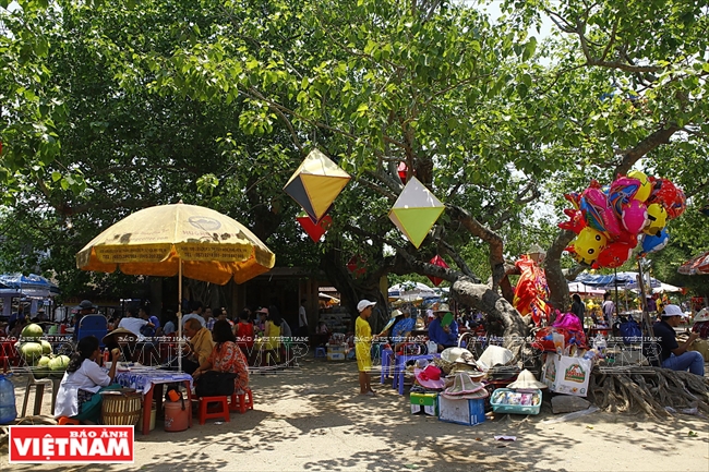 Chợ quê cầu ngói Thanh Toàn nằm nép mình yên bình dưới tán đa cổ thụ xanh mát. Ảnh: Thanh Giang/Báo ảnh Việt Nam