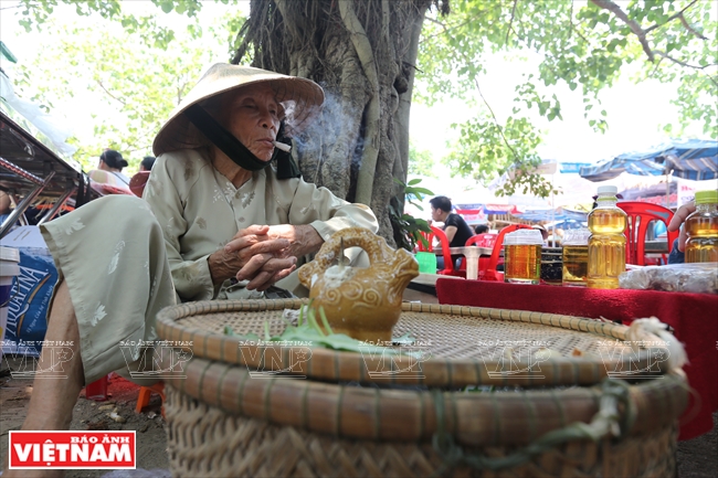 Cụ bà người làng Thanh Toàn ngồi bán trầu cau tại phiên chợ quê. Ảnh: Tất Sơn/Báo ảnh Việt Nam