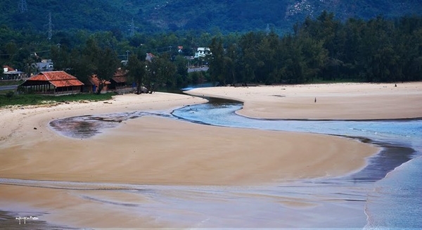 Biển và hải đăng Đại Lãnh say lòng người với bãi Môn trong veo, những triền cát trải dài nhấp nhô, dòng nước lúc ngọt, lúc lợ chảy quanh năm cùng trải nghiệm ngắm mặt trời mọc tại ngọn hải đăng... Ảnh: Nguyentram.