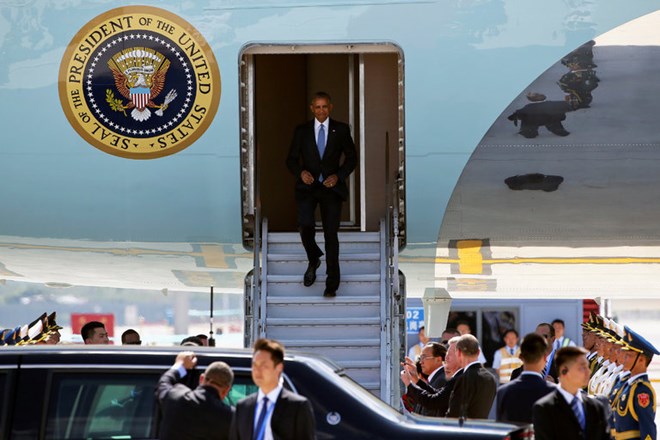 Ông Obama phải đi xuống từ bụng chiếc Air Force One, theo quy trình an ninh cao. 