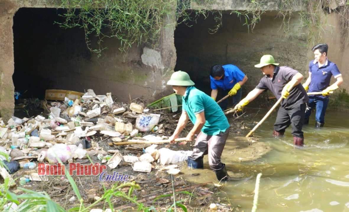 Người dân thị xã Đồng Xoài dọn vệ sinh, phát quang bụi rậm, khơi thông cống rãnh gần khu dân cư vì môi trường xanh - sạch - đẹp