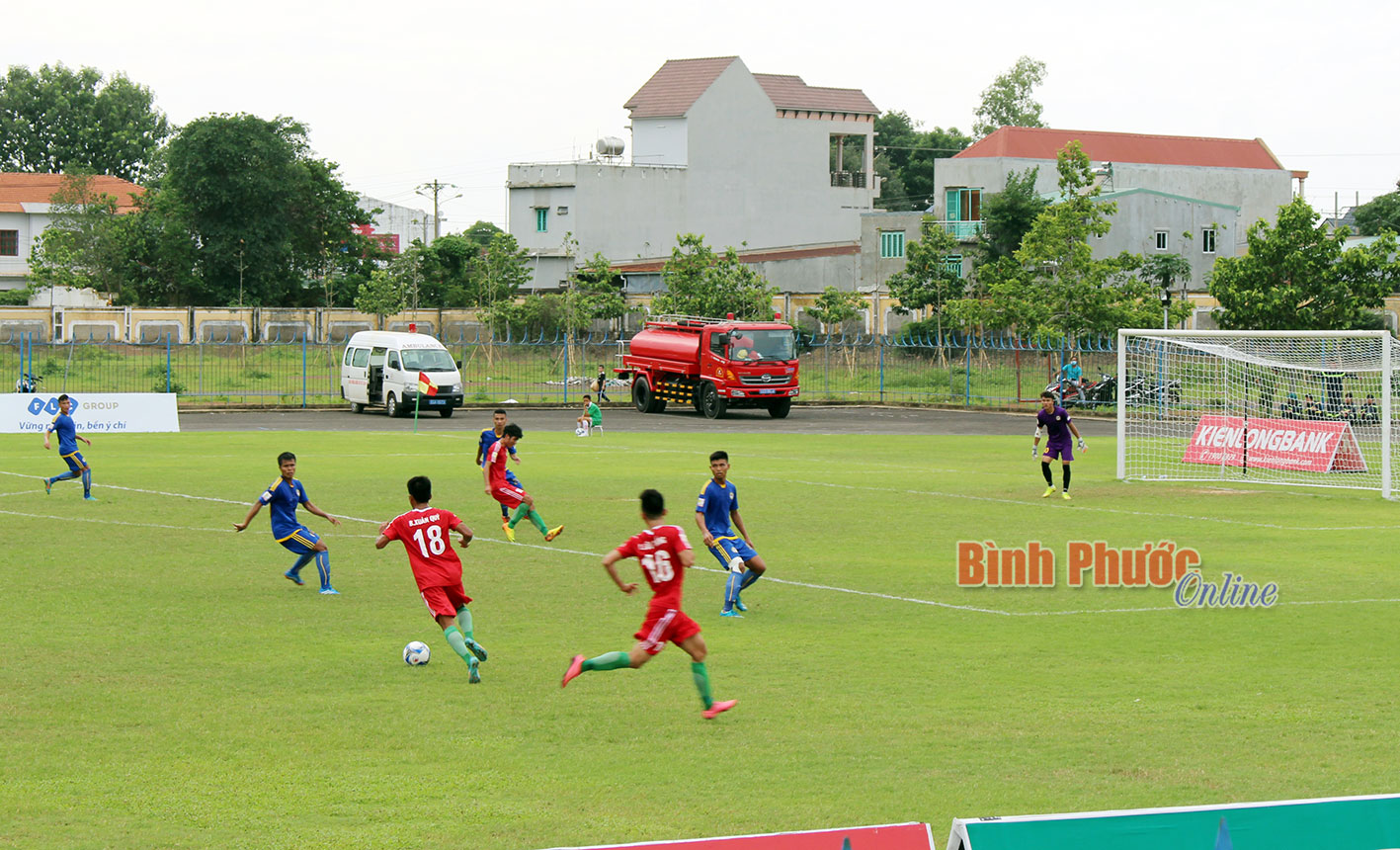 Bùi Xuân Quý (18) của Bình Phước đi bóng trước khung thành Phú Yên