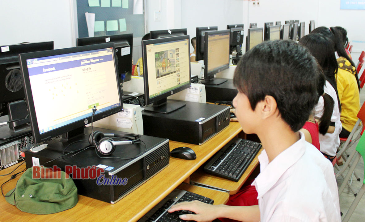 Học sinh tham gia “Ngày hội internet” tại Thư viện tỉnh - Ảnh: K.B