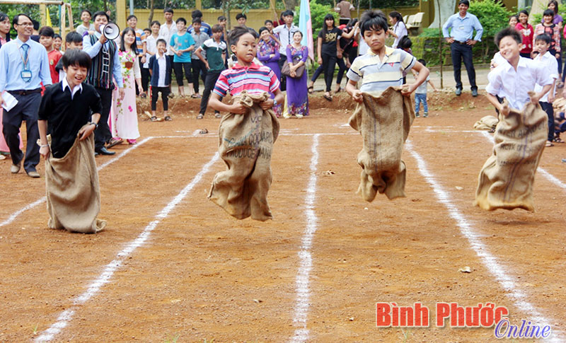 Học sinh Trường PTDTNT THCS Điểu Ong tham gia các trò chơi dân gian ngay sau lễ khai giảng năm học 2016-2017