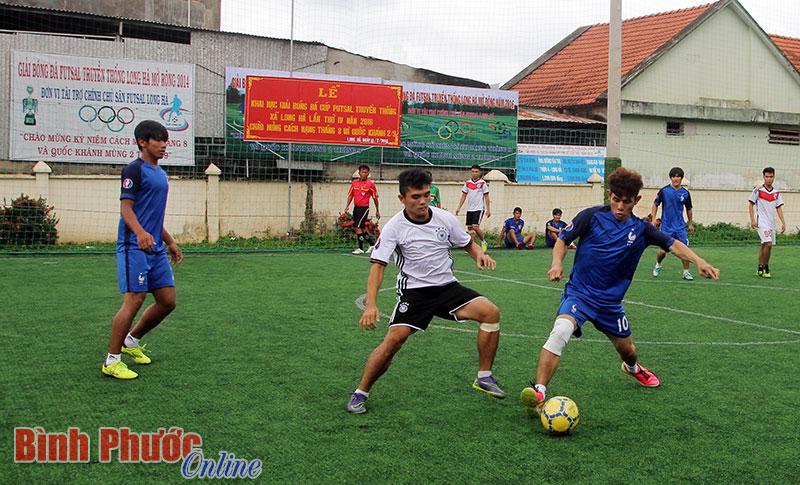 Đội xã Long Hà (áo xanh) gặp đội CLB TP.Hồ Chí Minh trong giải tứ hùng