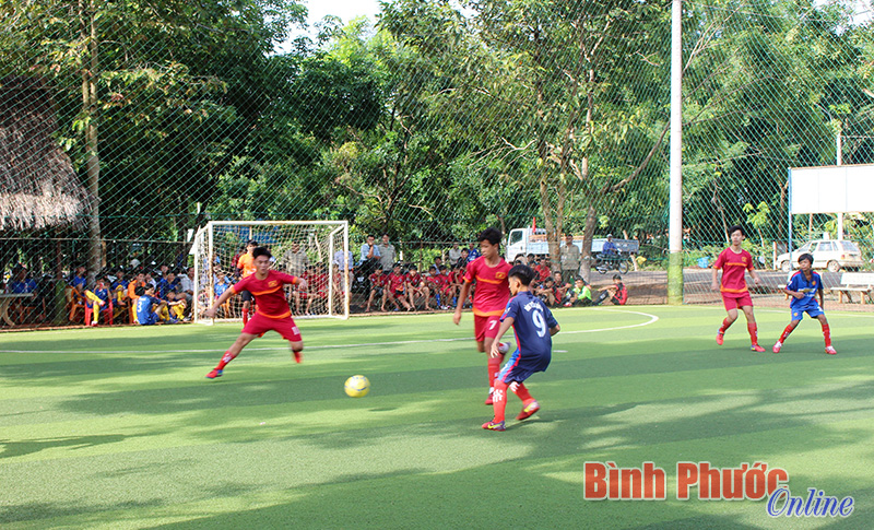 Tại trận mở màn, đội U15 Nông trường Trà Thanh (áo đỏ) đã thắng đội U15 Nông trường Quản Lợi với tỷ số 6-0