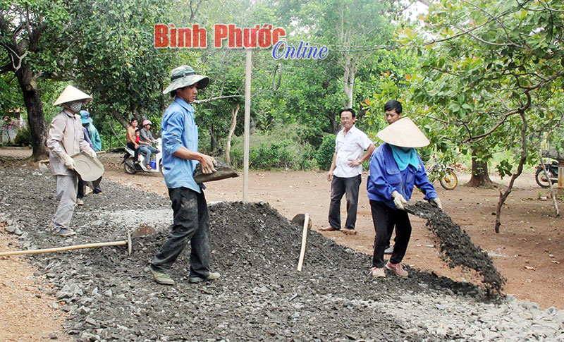 Người dân Tân Hòa chung tay “thay áo mới” cho con đường trong thôn