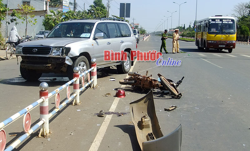 Một vụ tai nạn giao thông làm hư hại dải phân cách trên quốc lộ 14, đoạn thuộc xã Tiến Thành, thị xã Đồng Xoài - Ảnh: S.h