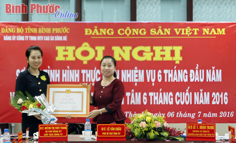 Ủy viên Ban Thường vụ, Trưởng ban Dân vận Tỉnh ủy Lê Thị Xuân Trang trao bằng khen của Tỉnh ủy cho Bí thư Đảng ủy, Chủ tịch Hội đồng quản trị công ty Huỳnh Thị Thùy Trang.