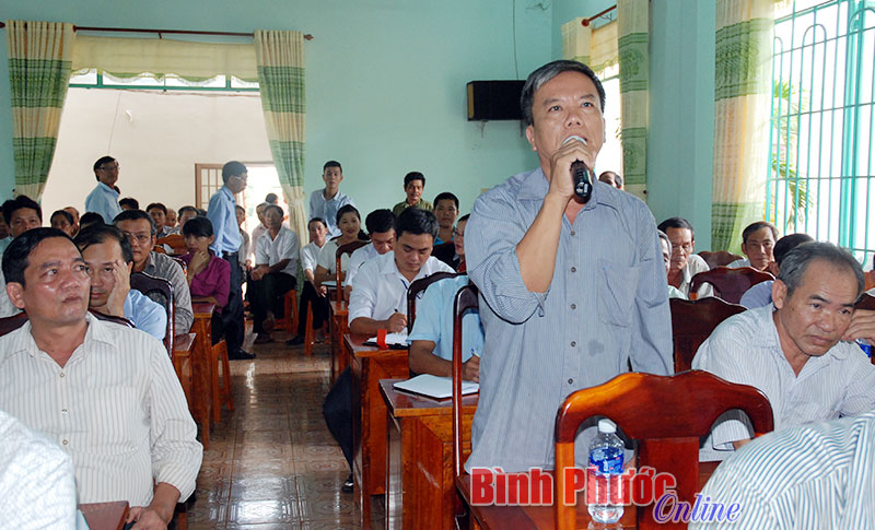 Cử tri huyện Phú Riềng gửi kiến nghị tới đại biểu Quốc hội để trình lên Trung ương sớm có biện pháp đối với vấn đề ô nhiễm môi trường, hàng giả, hàng kém chất lượng - Ảnh: Cẩm Liên