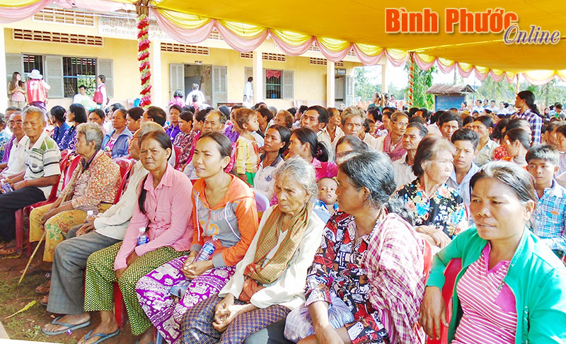 Người dân xã biên giới Pithanu, huyện Sanuol, tỉnh Kratie (Campuchia) tại buổi khám bệnh và phát thuốc miễn phí do đoàn bác sĩ thiện nguyện TP. Hồ Chí Minh phối hợp chính quyền sở tại tổ chức 