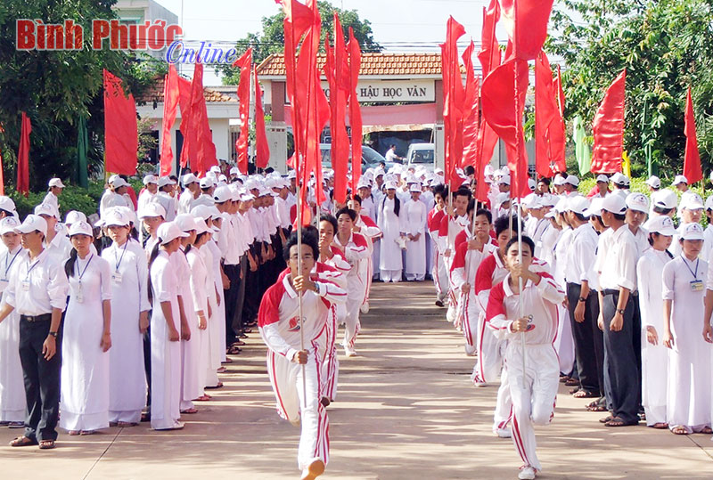 Lễ đón các học sinh đầu cấp tại Trường THPT chuyên Quang Trung