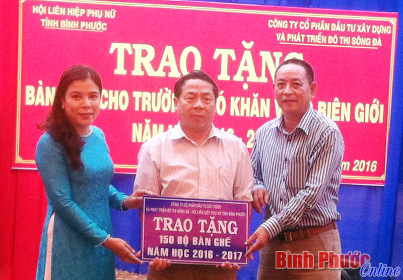 Lãnh đạo Hội Phụ nữ tỉnh và đại diện Công ty Sông Đà trao bảng tượng trưng 150 bộ bàn ghế cho Trường tiểu học Hưng Phước 