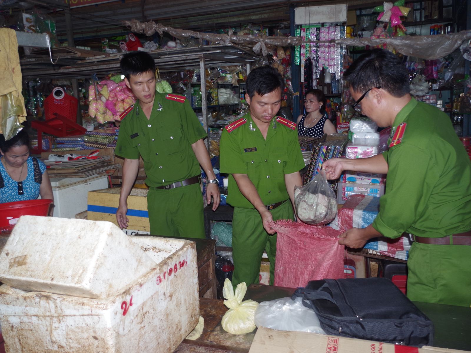 Tổ chuyển hóa phối hợp Phòng cảnh sát môi trường Công an tỉnh phát hiện vụ mua bán 300kg thịt nội tạng động vật bẩn tại Trung tâm thương mại Phước Bình